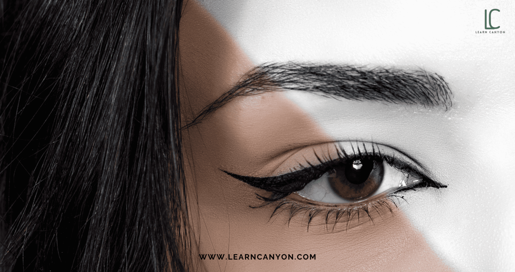 Say Goodbye to Smudging: The Secret to Long-Wear Natural Eyeliner 2 Eyeliner